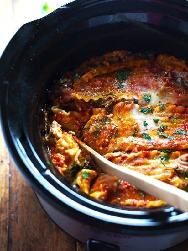 Super Easy Skinny Veggie Crockpot Lasagna - a handful of simple ingredients for a healthy family dinner. | https://natural-trim.today